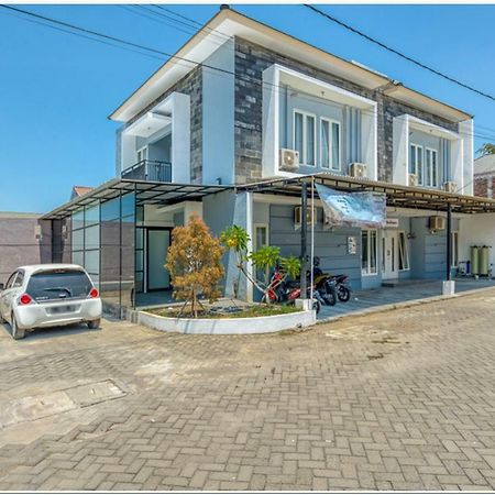 Reddoorz @ Bypass Juanda Airport Hotel Сидоарджо Екстериор снимка