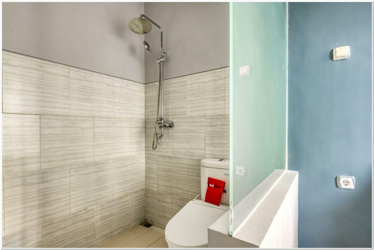 Reddoorz @ Bypass Juanda Airport Hotel Сидоарджо Екстериор снимка