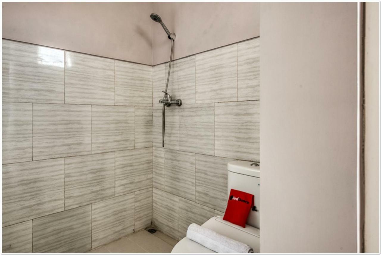 Reddoorz @ Bypass Juanda Airport Hotel Сидоарджо Екстериор снимка